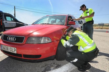 Imagen de un control de la Guardia Civil en una carretera de la provincia.-ISRAEL L. MURILLO