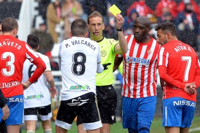 Momento en el que Valcarce ve la amarilla el pasado domingo. TOMÁS ALONSO