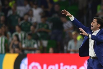 Marcelino da instrucciones a los jugadores del Valencia en el Benito Villamarín.-AFP / CRISTINA QUICLER