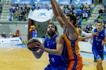 Benite fuerza la acción ofensiva. SANTI OTERO