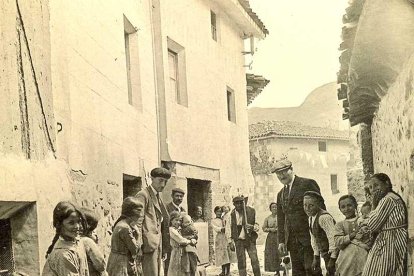 Un grupo de niñas juega a los bolos mientras un hombre de aspecto aburguesado observa el desarrollo de la partida.-F.B.