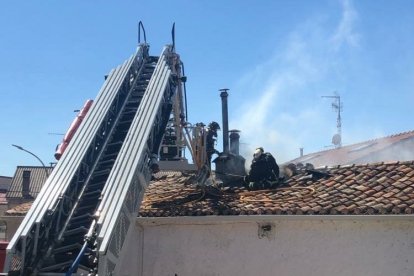 Los bomberos trabajando en la cubierta afectada en el incendio de Renuncio. ECB