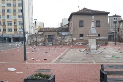 Restos de botellón en la plaza Nueva de Gamonal.-Policía Local