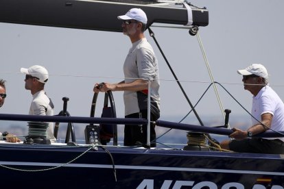 Felipe VI a bordo del Aifos. /-BALLESTEROS (EFE)