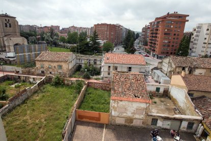 Aspecto que presenta el pueblo antiguo con multitud de solares donde antes había construcciones. TOMÁS ALONSO