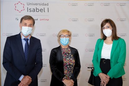 El rector con la presidenta de la asociación Parkinson Burgos y la vicealcaldesa. ECB