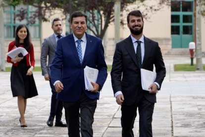 El vicepresidente de la Junta, Jian García-Gallardo, y el consejero de Economía y Hacienda y portavoz, Carlos Fernández Carriedo, comparecen en rueda de prensa posterior al Consejo de Gobierno. ICAL