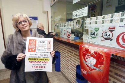 María Ángeles Balbás, titular de ‘El Gato Negro’, con el número que repartirá 130.000 euros al décimo.-RAÚL G. OCHOA
