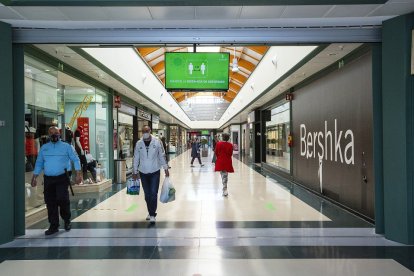 Clientes en un centro comercial en Ávila. Ricardo Muñoz