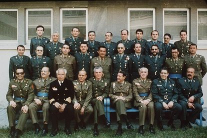 Foto de familia de los procesados por el golpe del 23-F. Jesús Muñecas aparece el tercero por la izquierda en la fila superior. Antonio Tejero, el primero de los sentados por la derecha.-/ PERIODICO