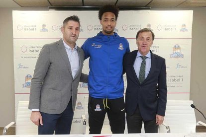 Albano Martínez (San Pablo), JPTokoto y Alberto Gómez Barahona (Universidad Isabel I), ayer.-RAÚL OCHOA