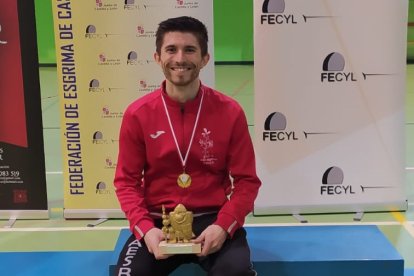 El tirador burgalés posa con su trofeo en Ponferrada. SAESBU