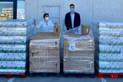 David Suárez, Relaciones Externas de Mercadona en Burgos, durante la entrega de la mercancía.