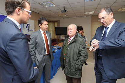 Los responsables de FAE en la entrega del premio.-Israel L. Murillo