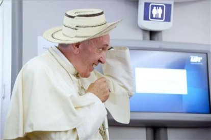 El Papa se sostiene un sombrero panameño en el vuelo de regreso de Cracovia, el pasado domingo.-AFP / FILIPPO MONTEFORTE