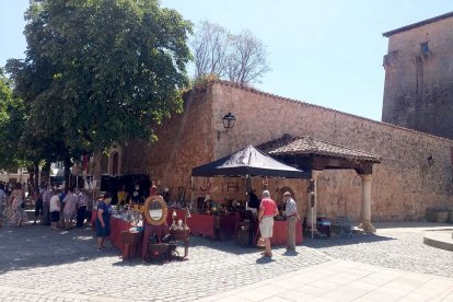 La feria vuelve a abrir hoy en los jardines del entorno del torreón. ECB