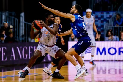 El debutante Clemmons busca línea de pase ante la presión de Franke. ACB PHOTO