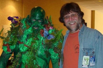 Len Wein, junto a la recreación de uno de los personajes que creó para el cómic, La Cosa del Pantano-EL PERIÓDICO