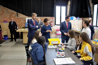 El alcalde, la concejal de Juventud y el rector visitan uno de los talleres de Robótica a los que acuden alumnos del Aurelio Gómez Escolar. ECB