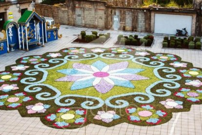 Imagen de uno de los trabajos en flores realizados por los Alfombristas do Corpus Christi.