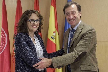 Mar González y Alberto Gómez Barahona durante la firma del convenio.-SANTI OTERO