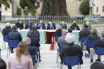 Los consejeros de Fomento y Medio Ambiente, Juan Carlos Suárez-Quiñones, y de la Presidencia Ángel Ibañez, mantienen una reunión con los alcaldes de los municipios pertenecientes del Parque Natural 'Sabinares del Arlanza-La Yecla', en el Día Europeo de los Parques Naturales. ICAL