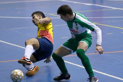 Oli pugna por un balón. SANTI OTERO