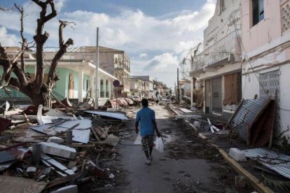 Aspecto de Saint Martin tras el paso del huracán Irma.-AFP / MARTIN BUREAU