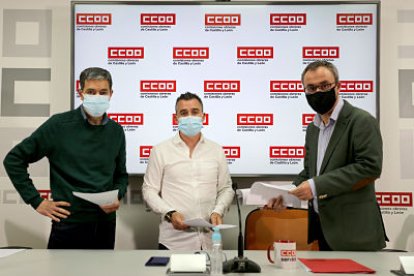 El secretario general de CCOO Servicios CyL, Marcos Gutiérrez; el responsable regional de la Sección Sindical de CCOO de Caixabank, Miguel Ángel Hermoso; y su homólogo en BBVA, José María Sánchez. ICAL