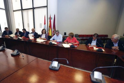 La consejera de Agricultura y Ganadería, Milagros Marcos, firma un convenio con los Grupos de Acción Local de la provincia de León.-ICAL