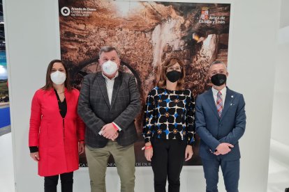 La alcaldesa, Raquel González, posa junto a la concejala, Olga Maderuelo, y los presidentes de la Ruta del Vino y del Consejo Regulador, Miguel Ángel Gayubo y Enrique Pascual, en la presentación de Aranda como Ciudad Europea del Vino en Fitur.