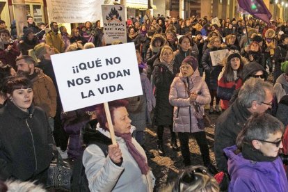 La Plaza del Trigo de Aranda del Duero fue el lugar escogido por las asociaciones feminista para concentrarse en apoyo a la víctima del ‘caso Arandina’.-ICAL