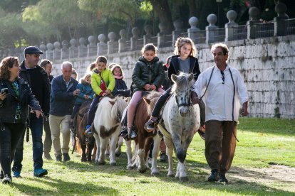 Varios niños montan en ponis. TOMÁS ALONSO