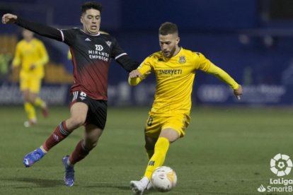 Meseguer presiona a un contrario. LALIGA