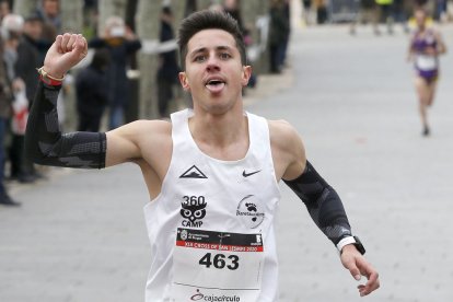 Joel Aubeso festeja su primer triunfo en el Cross de San Lesmes