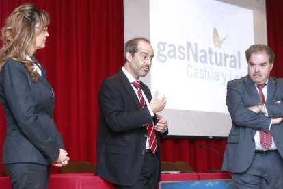 La delegada de la compañía en Burgos, Palencia y Soria, Susana Morcillo, junto al director general Juan Antonio Pazos y al responsable de prescripción José Manuel Domínguez.-RAÚL G. OCHOA