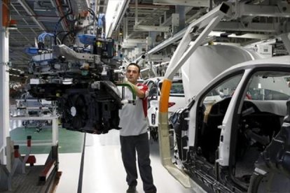 En cadena 8 Un trabajador de la fábrica de Seat de Martorell.-REUTERS / GUSTAU NACARINO