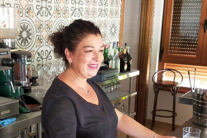 Gara sirve un café en la cantina. E.RUIZ