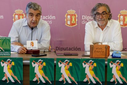 Antonio Miguel Araúzo, alcalde de Pradoluengo, y Antonio Sáez, teniente de alcalde, presidieron el acto de presentación en la Diputación de Burgos. SANTI OTERO