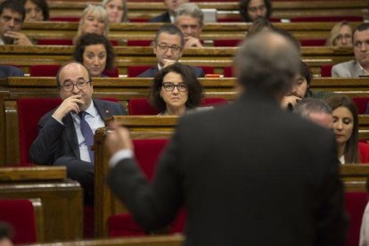 Eva Granados y Miquel Iceta escuchan a Torra en el Parlament, en una imagen de archivo.-ALBERT BERTRAN