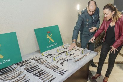 La delegada del Gobierno, Virginia Barcones, junto a las piezas recuperadas por la GuardiaCivil.-SANTI OTERO