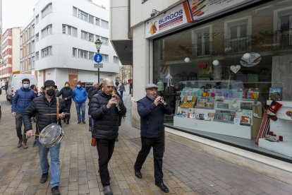 El pasacalles por el Comercio de proximidad se realizó en el barrio de San Pedro de la Fuente. SANTI OTERO