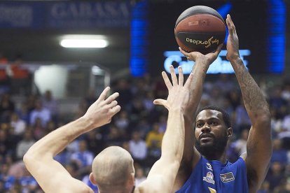 Earl Clark lanza ante la oposición de Gillet del Montakit Fuenlabrada. ACB PHOTO /B. B. HOJAS