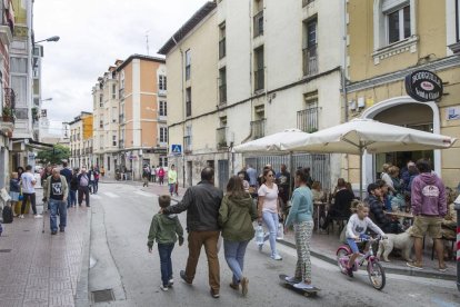 La hora del vermú tuvo su «ambiente» pese a la amenaza de lluvia y la celebración del festival Tribu.-ISRAEL L. MURILLO