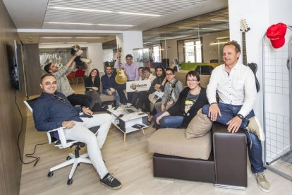 Jorge Arias (izqda), junto al equipo de Geotelecom.-ISRAEL L. MURILLO