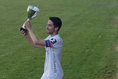 Guti muestrael trofeo conquistado ayer.-ECB