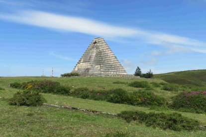 Pirámide italianos. Se trata de una pirámide escalonada  que se alza a pocos metros de la N-623 en lo alto del puerto del Escudo en Valle de Valdebezana. Se asoma al pantano del Ebro desde las alturas y está muy próxima al límite con Cantabria. Es un mausoleo a los soldados caídos de esa nacionalidad en el bando franquista. Pertenece al gobierno italiano que hace décadas que exhumó los restos y la despojó de simbología fascista. Su interior circular eleva hasta el techo los 360 nichos de los soldados voluntarios italianos. Bajo tierra, una cripta servía para el reposo de los oficiales. FOTOS: © ECB / Darío Gonzalo