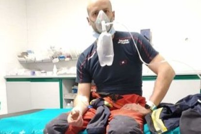 El pasado viernes tres bomberos fueron atendidos por inhalación de humo. ECB