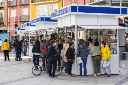 Varias personas en una de las casetas de la Feria del Libro, en la Plaza Mayor. SANTI OTERO