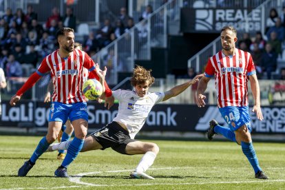 El delantero blanquinegro Juan Artola cae desequilibrado en el borde del área cuando preparaba el remate. SANTI OTERO